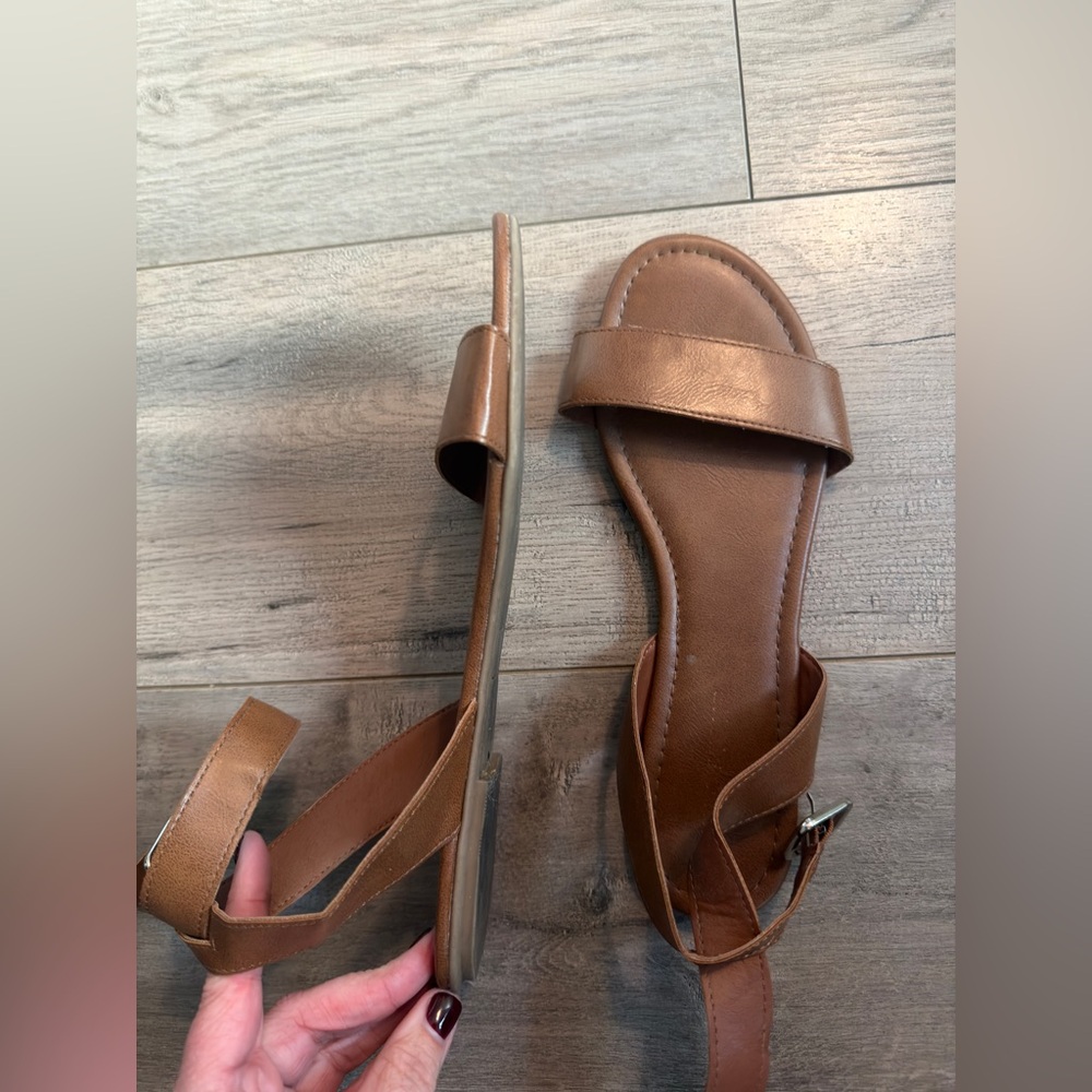 Chic Tan Leather Sandals